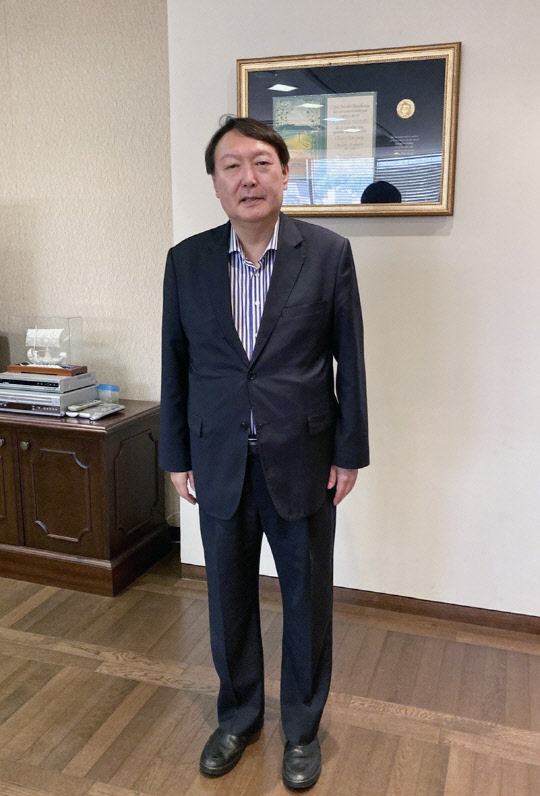 지난 6월11일 서울 마포구 동교동 연세대 김대중 도서관을 방문한 윤석열 전 검찰총장이 기념촬영을 하고 있다.연합뉴스